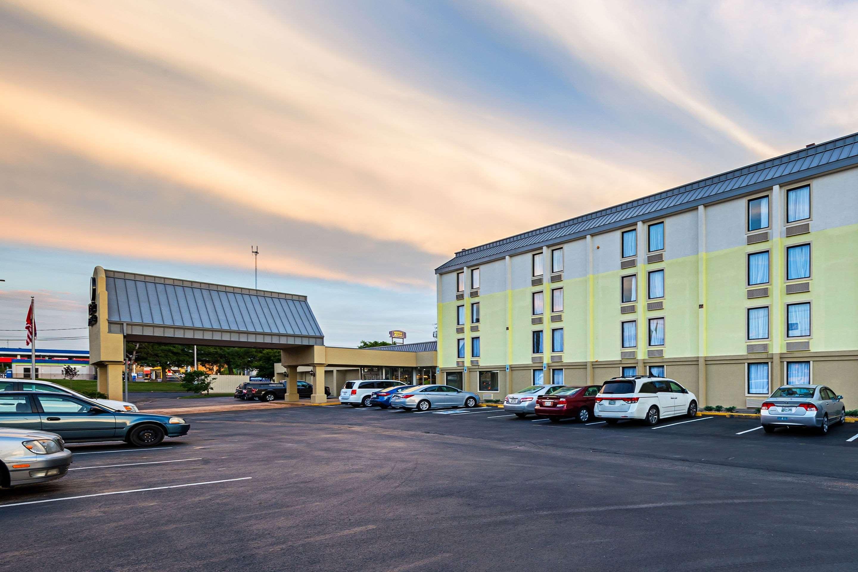 Clarion Inn & Suites Near Downtown Knoxville Exterior photo