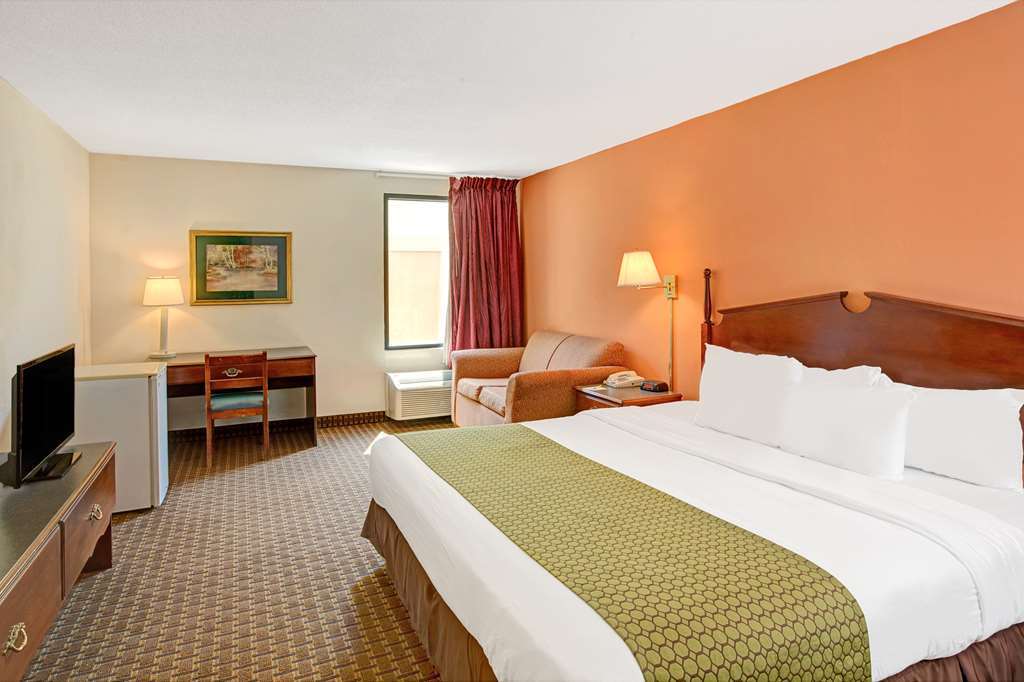 Clarion Inn & Suites Near Downtown Knoxville Room photo
